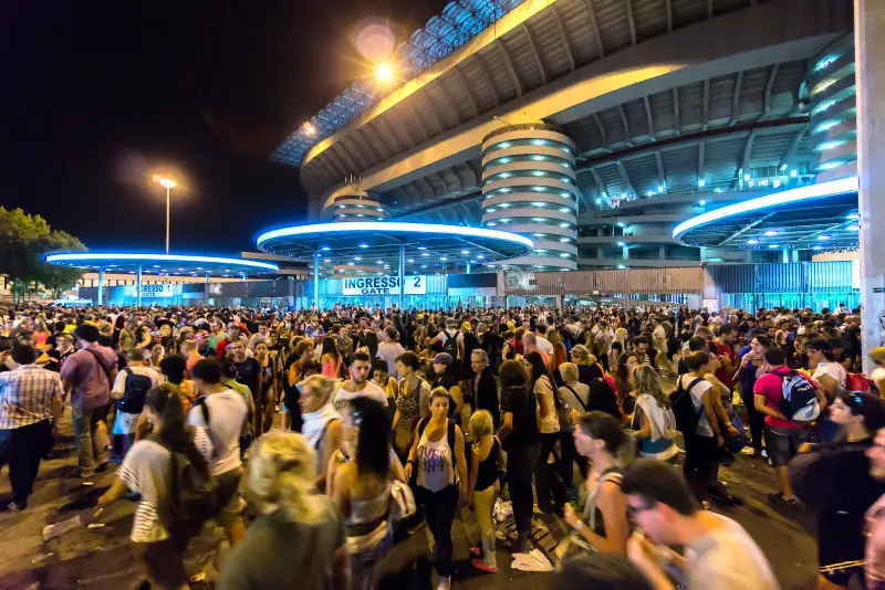 muchedumbre-de-gente-fuera-del-estadio-de-fútbol-de-san-siro-en-milán-italia-42352524