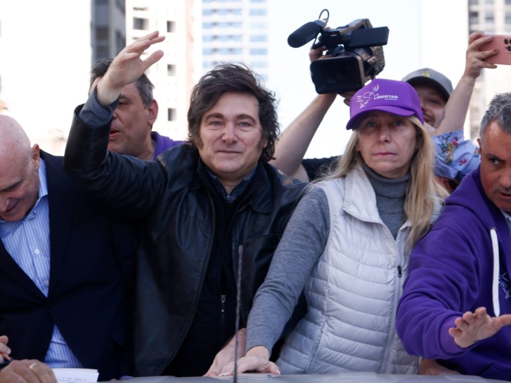 20250830-jose-luis-espert-javier-milei-karina-milei-y-sebastian-pareja-durante-la-caravana-que-termino-con-incidentes-en-lomas-de-zamora-2089929