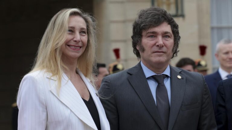 el-presidente-de-argentina-javier-milei-y-la-secretaria-de-presidencia-y-su-hermana-karina-milei-en-una-imagen-de-archivo