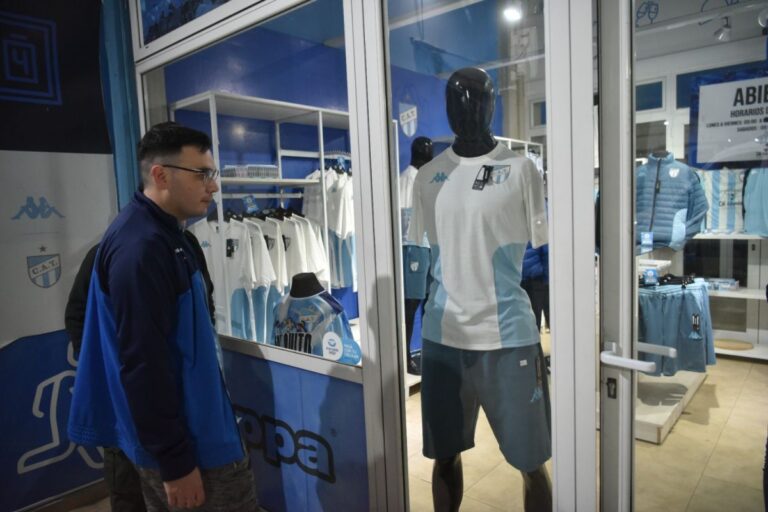 sin-stock-hinchas-atletico-se-acercaron-tienda-oficial-estadio-para-consultar-nueva-indumentaria-llegara-al-local-dentro-o-dos-semanas-1151835-012702