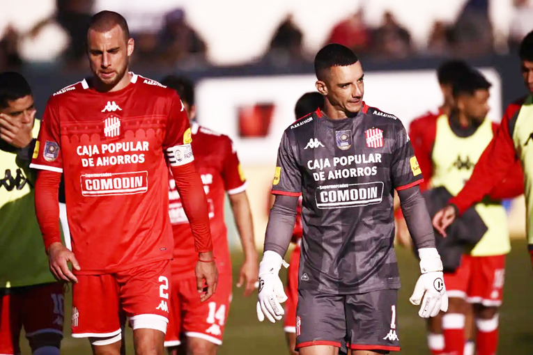 58434_1200x799_preocupacin-dario-sand-nicolas-ferreyra-se-retiran-cabizbajos-tras-derrota-2-0-san-martin-tristan-suarez-1152732-173649 (1)