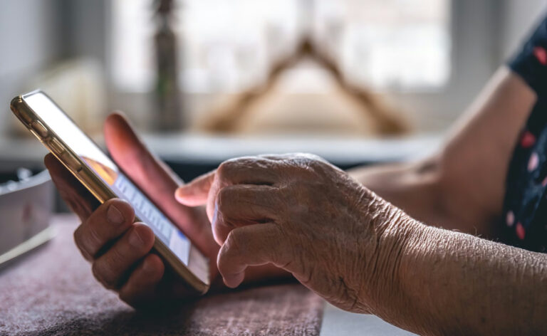 anciana-senora-mujer-mayor-usando-telefono-llamada-estafajpg